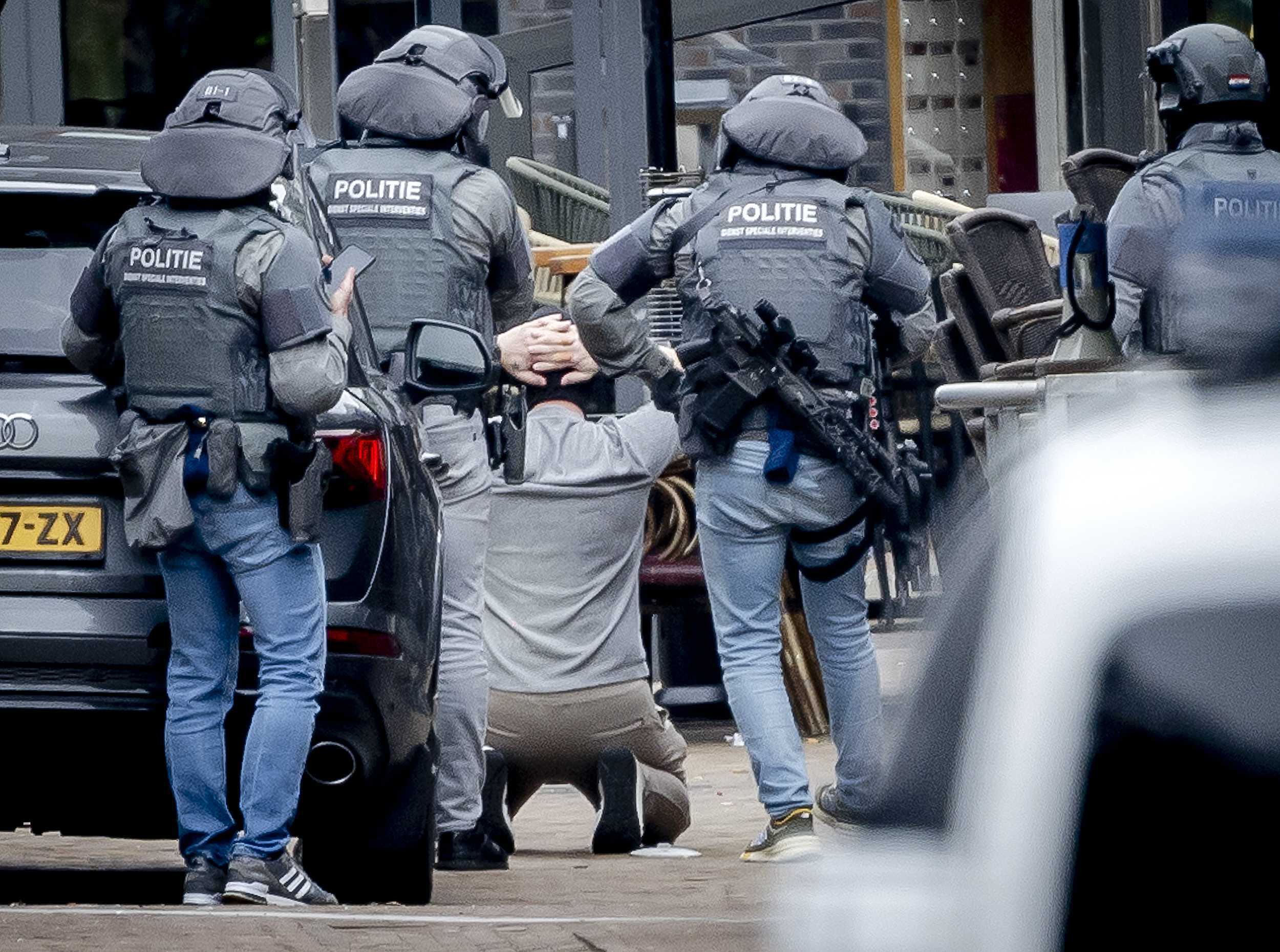 Ein Mann wird vom DSI, einer Spezialeinheit der niederländischen Polizei, vor einem Café in Ede festgenommen.