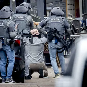 Ein Mann wird vom DSI, einer Spezialeinheit der niederländischen Polizei, vor einem Café in Ede festgenommen.