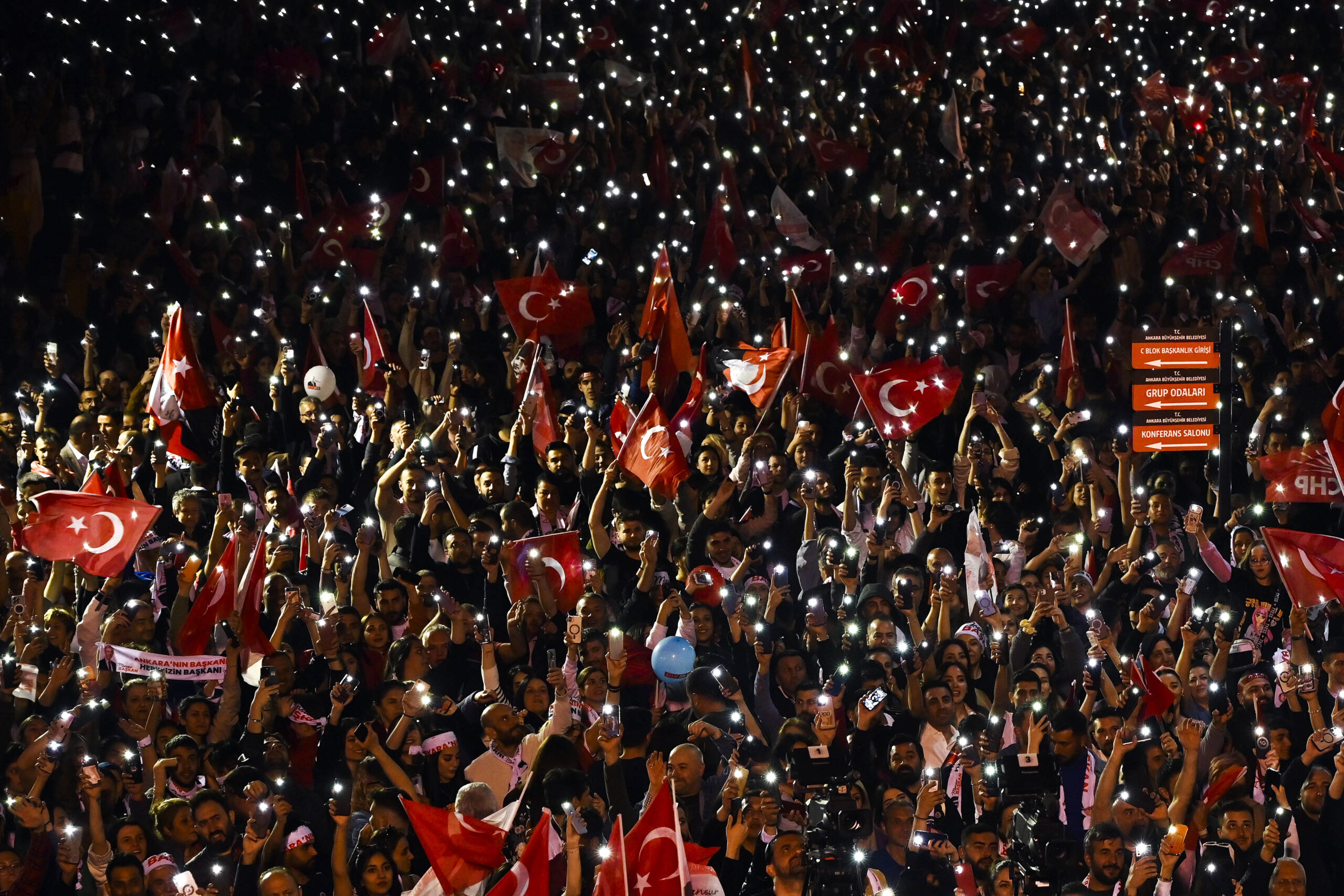 Anhänger hören dem Kandidaten der Republikanischen Volkspartei (CHP) und Bürgermeister von Ankara, Yavas, zu.