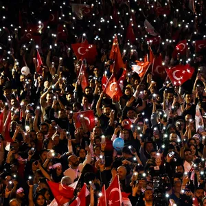 Anhänger hören dem Kandidaten der Republikanischen Volkspartei (CHP) und Bürgermeister von Ankara, Yavas, zu.