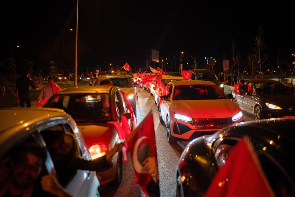 Menschen feiern in Ankara den Sieg der CHP.
