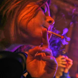 Junge Frau raucht einen Joint