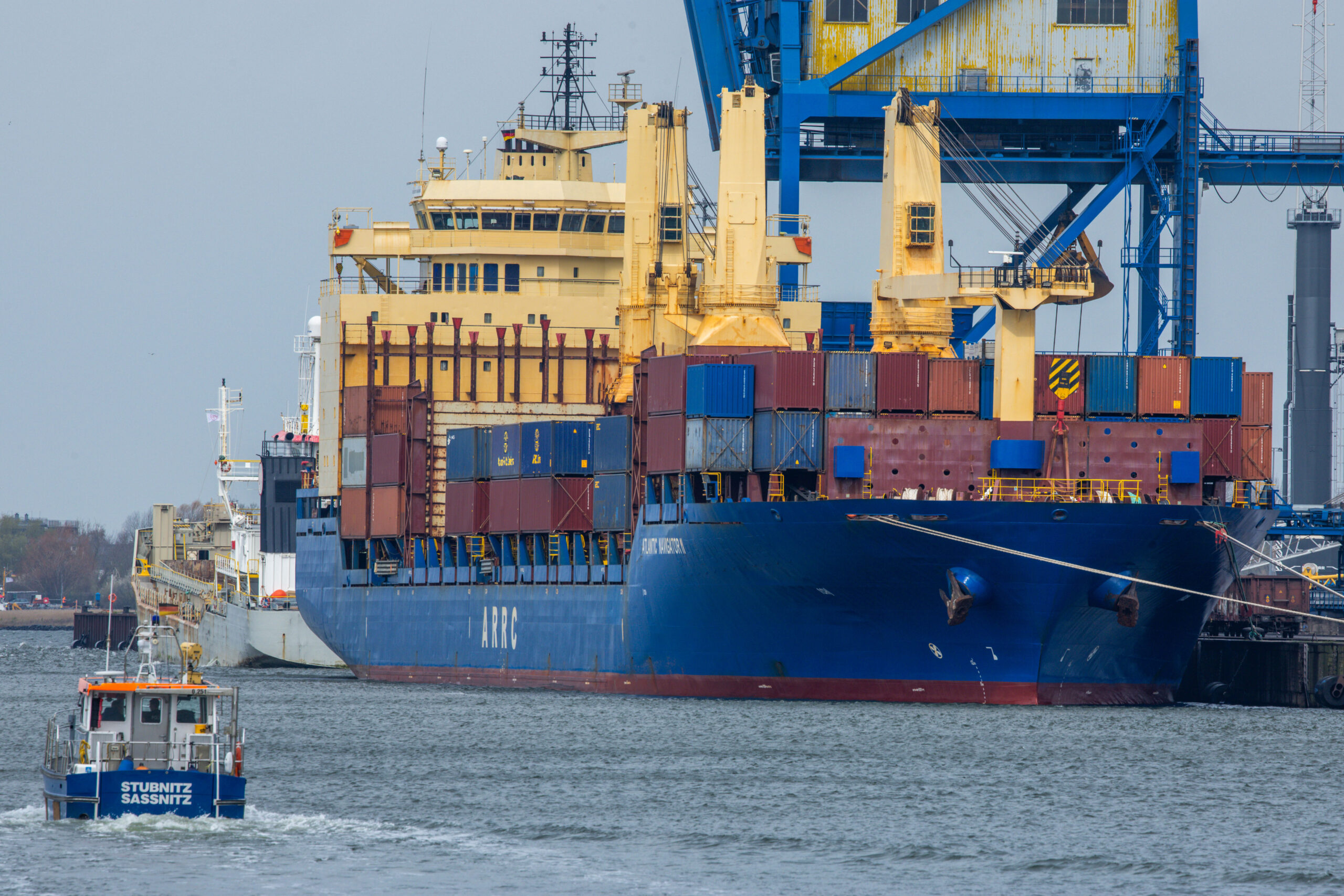 Ein mit Containern beladener Frachter liegt im Überseehafen Rostock Port.