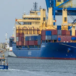 Ein mit Containern beladener Frachter liegt im Überseehafen Rostock Port.