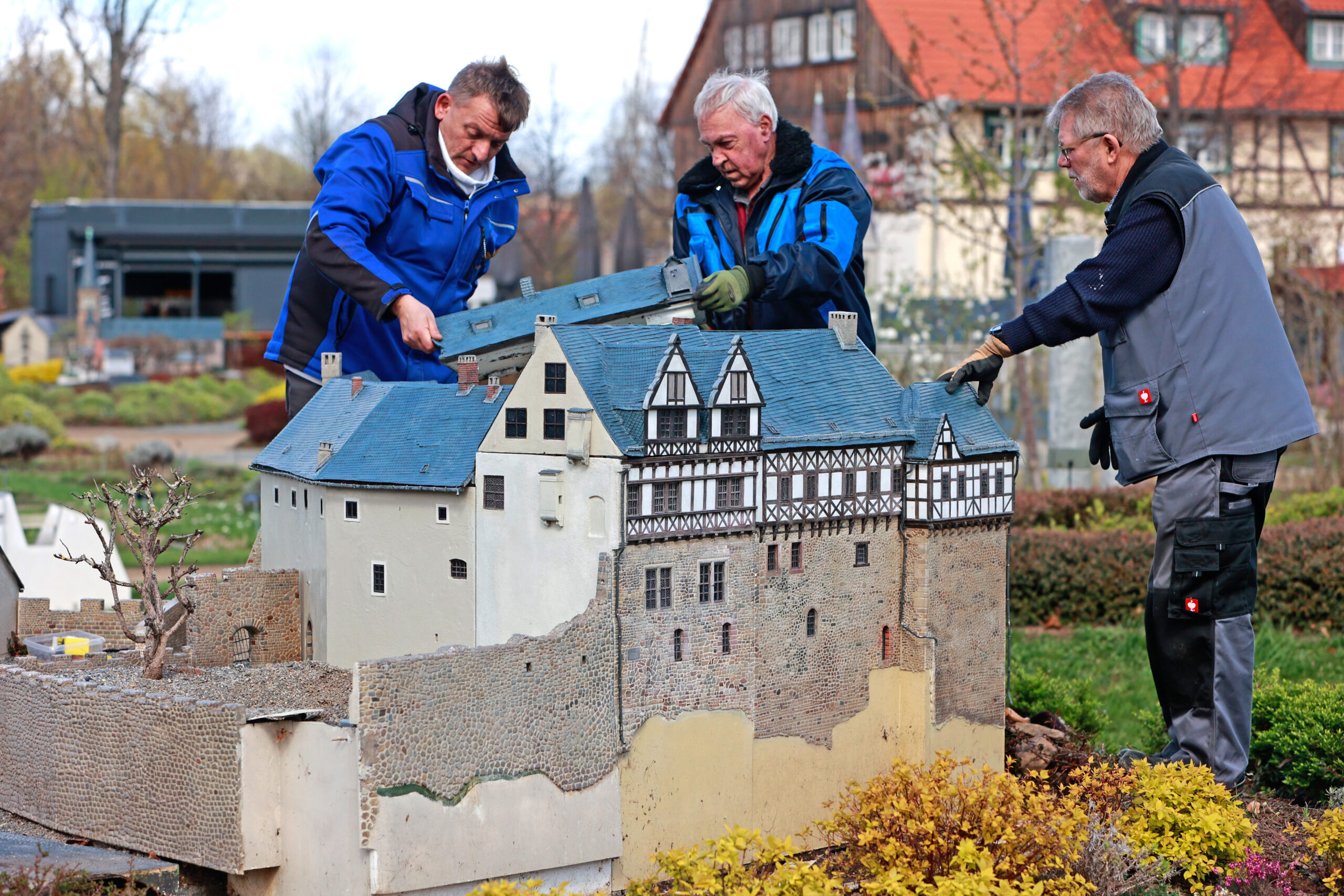 Mitarbeiter des Miniaturenparks Kleiner Harz stellen ein Modell der Burg Falkenstein auf.