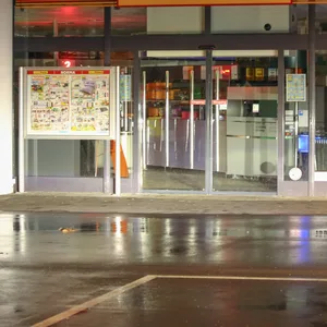 Ein Supermark, der in der Nacht geschlossen ist