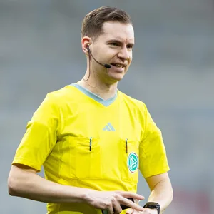 Schiedsrichter Martin Speckner beim Spiel Ingolstadt gegen Bielefeld