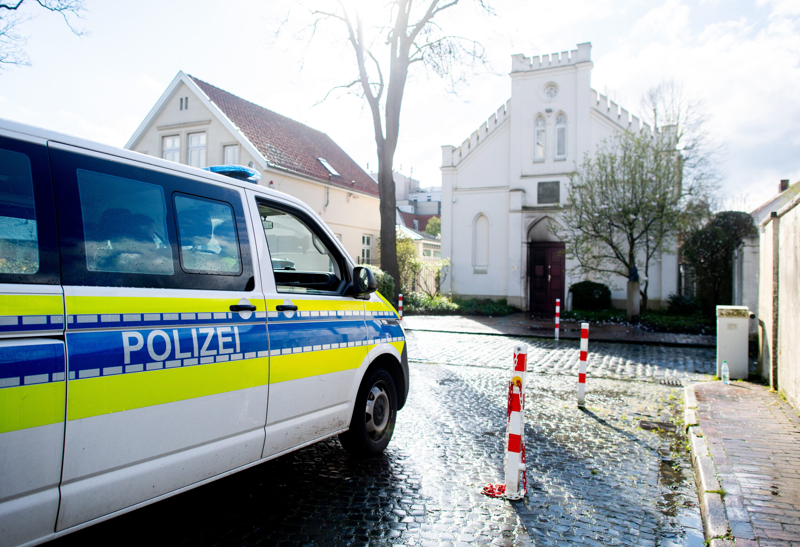 Ein Einsatzfahrzeug der Polizei steht vor der Synagoge im Stadtzentrum.