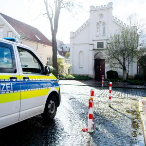 Ein Einsatzfahrzeug der Polizei steht vor der Synagoge im Stadtzentrum.