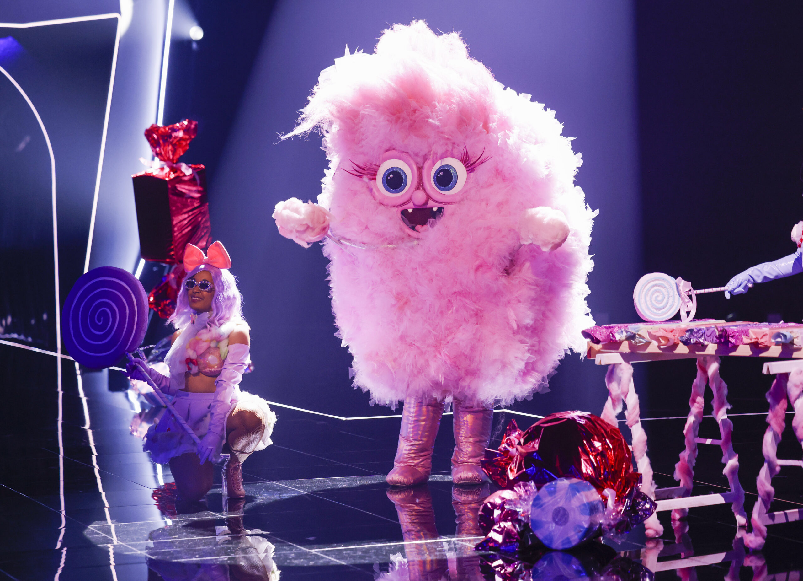 Die süße Zuckerwatte steht bei „The Masked Singer“ auf der Bühne. Nun wurde sie enttarnt.