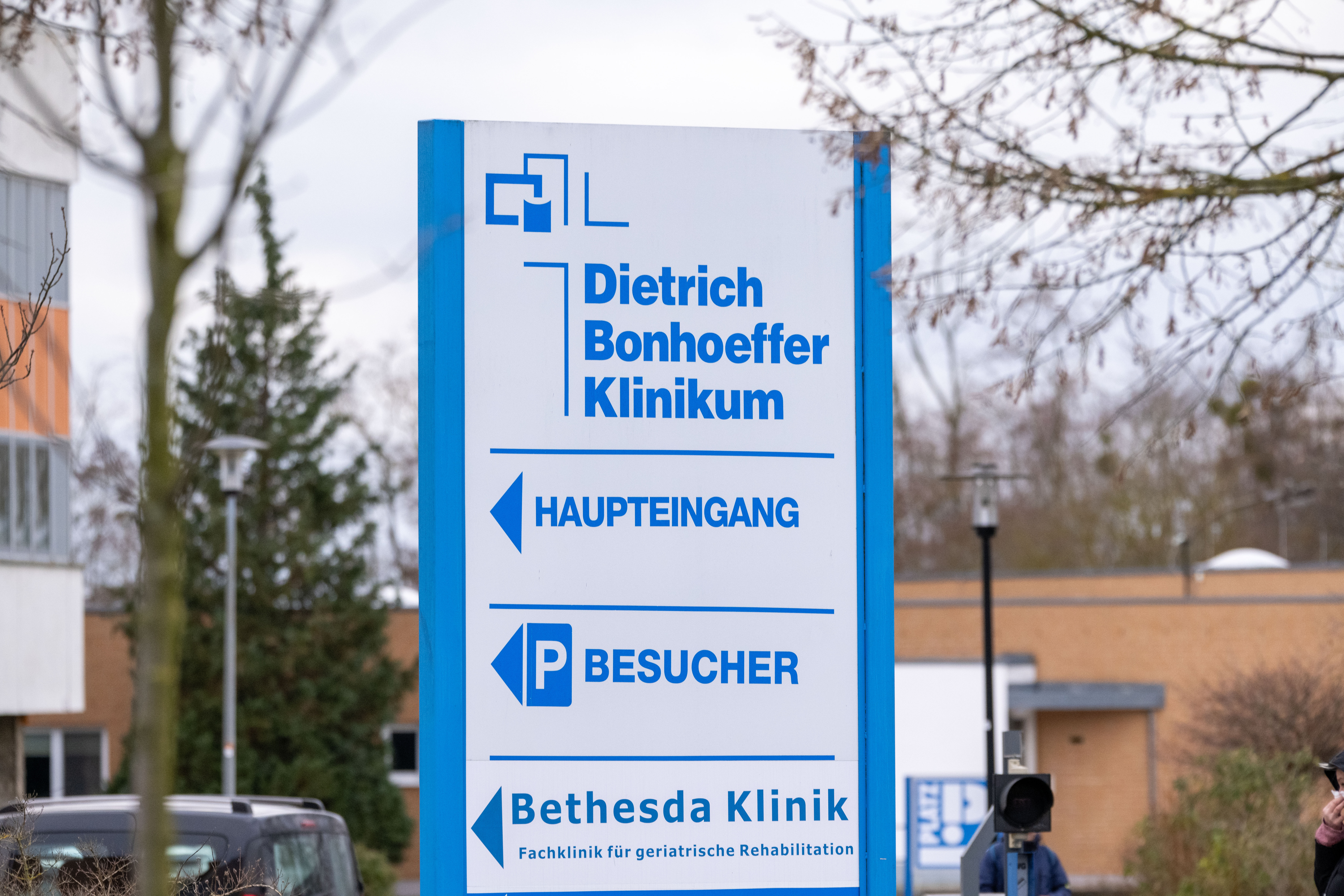 Schild an der Einfahrt zum Dietrich-Bonhoeffer-Klinikum