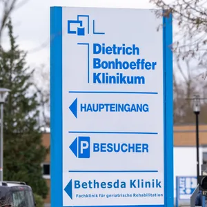 Schild an der Einfahrt zum Dietrich-Bonhoeffer-Klinikum