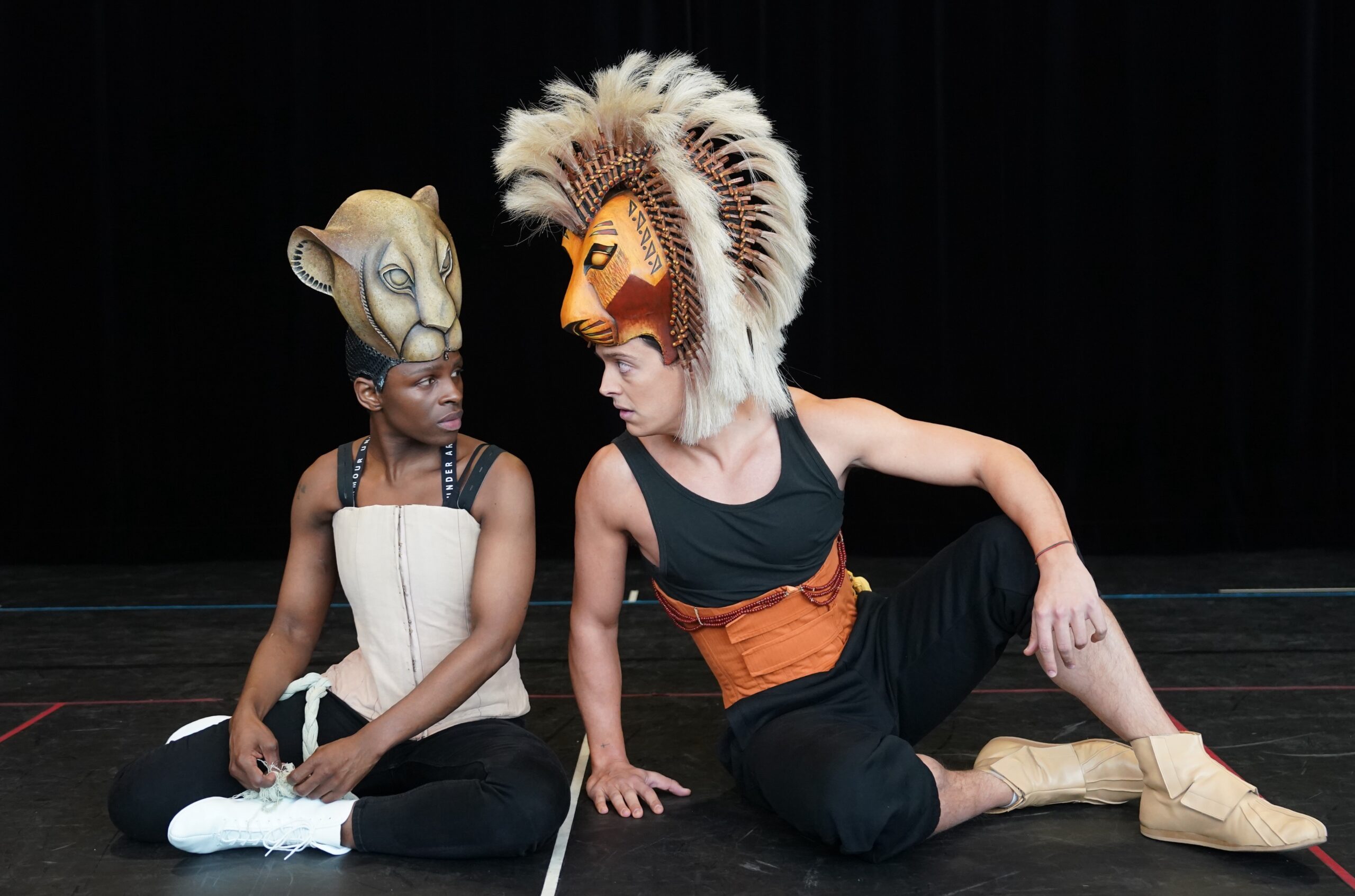 Musical-Darstellerin Nokwanda Khuzwayo (l) als „Nala“ und Musical-Darsteller Gonzalo Campos Lopez als „Simba“ spielen während einer Probe