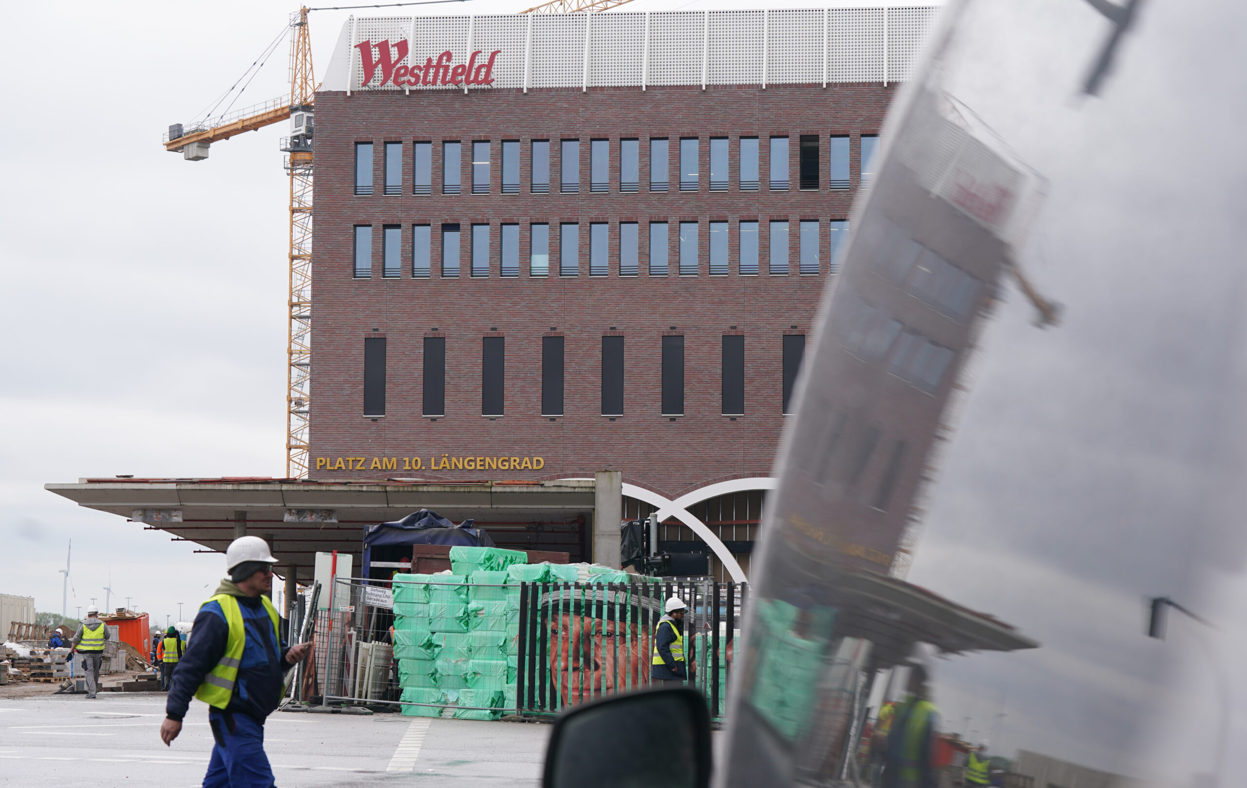 Kurz vor dem geplanten Termin muss die Eröffnung des Westfield-Einkaufscenters um Monate verschoben werden.