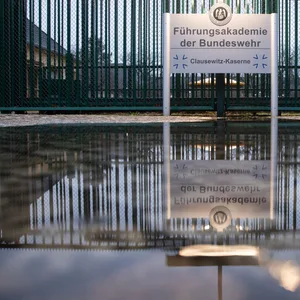 Blick auf den Haupteingang der Führungsakademie der Bundeswehr in der Clausewitz-Kaserne