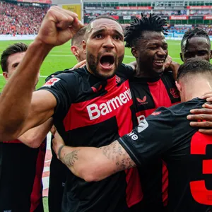 Jonathan Tah feiert mit Leverkusen die Meisterschaft