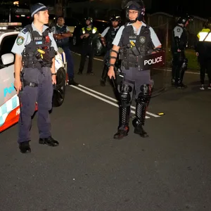Polizisten stehen vor der Kirche in Sydney, in der der Angriff stattgefunden hat.