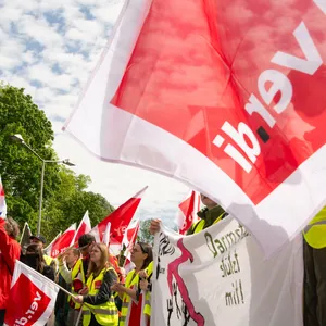 Telekom-Beschäftigte streiken mit Verdi-Fahnen und Plakaten