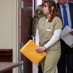 Hannah Gutierrez-Reed, die als Waffenmeisterin verantwortlich für die Sicherheit am Set des Westerns „Rust“ war, wurde zu 18 Monaten Haft verurteilt.