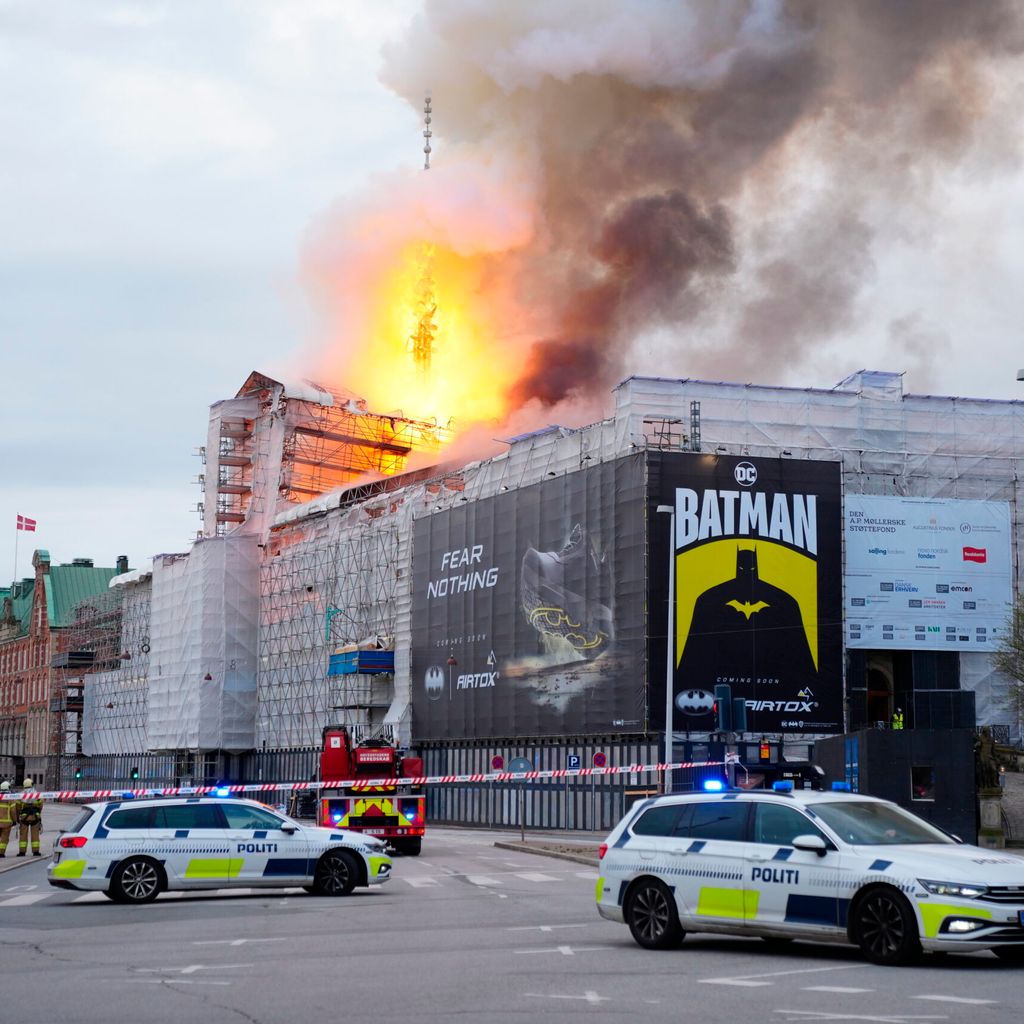 Feuer und Rauch steigen aus der Alten Börse bei einem Brand in Kopenhagen.