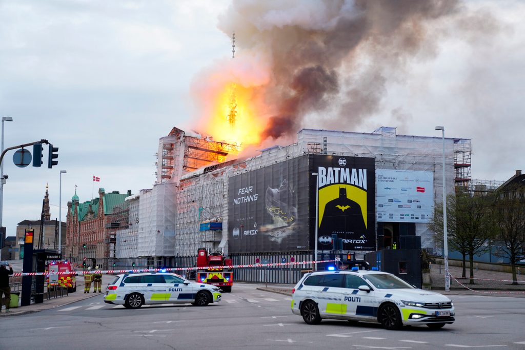 Feuer und Rauch steigen aus der Alten Börse bei einem Brand in Kopenhagen.