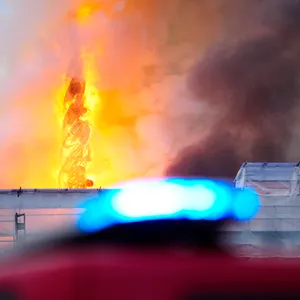 Der ikonische Turm der Alten Börse von Kopenhagen steht in Flammen – wenig später stürźt er ein.