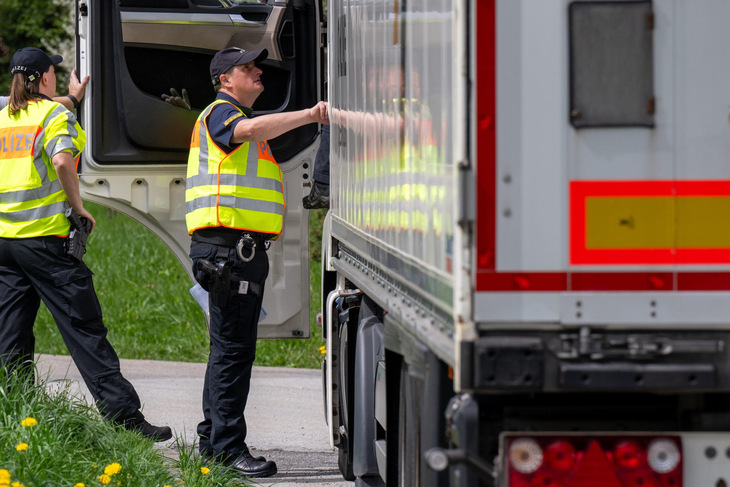 LKW bei Polizeikontrolle