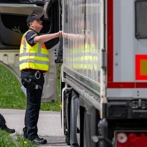 LKW bei Polizeikontrolle