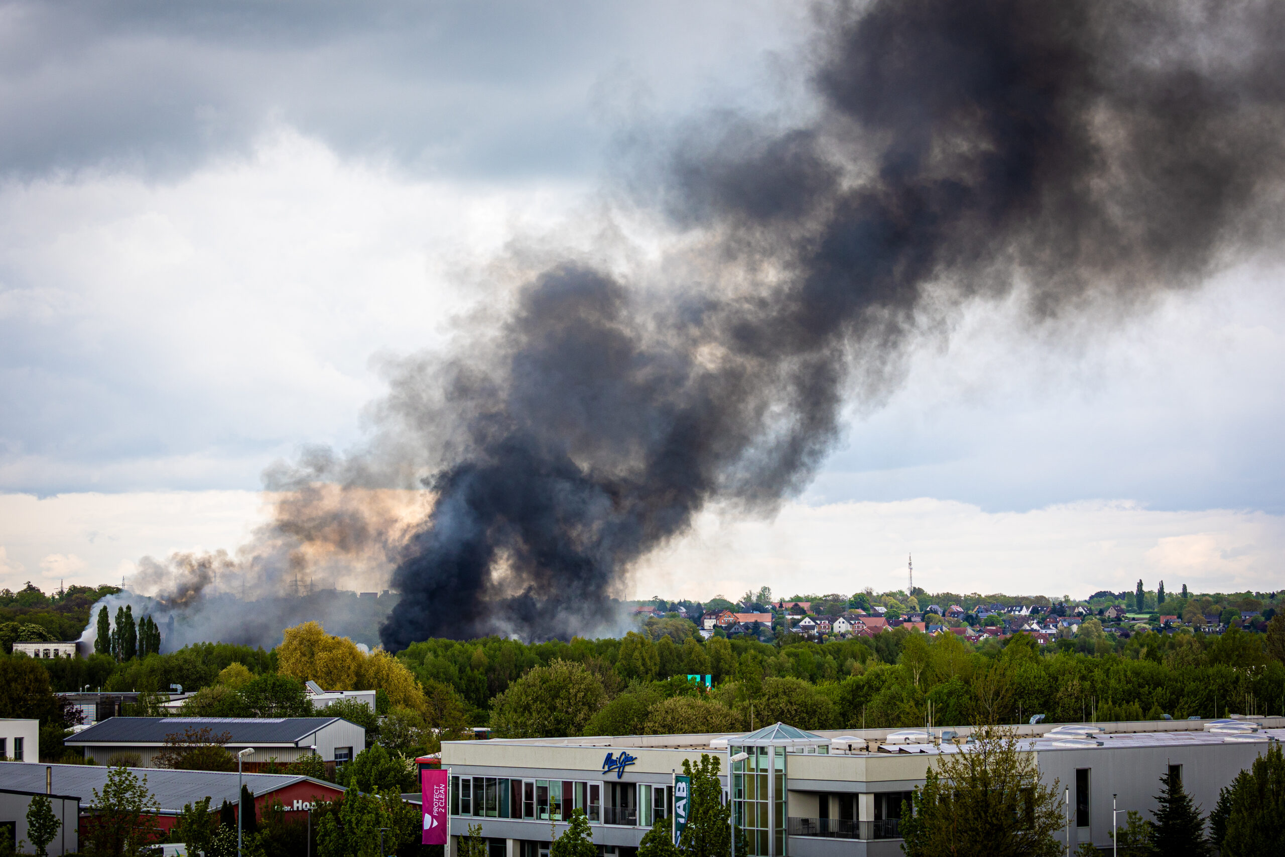 Rauch steigt bei einem Großbrand in einem Braunschweiger Industriegebiet in den Himmel. Eine Firma für die Entwicklung und Abfüllung von Aerosolen und Sprayprodukten ist am Dienstag in Brand geraten.