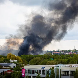Rauch steigt bei einem Großbrand in einem Braunschweiger Industriegebiet in den Himmel. Eine Firma für die Entwicklung und Abfüllung von Aerosolen und Sprayprodukten ist am Dienstag in Brand geraten.