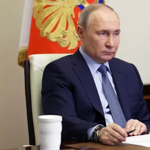 Putin sitzt am Schreibtisch