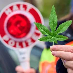 Polizei mit Cannabis-Blatt
