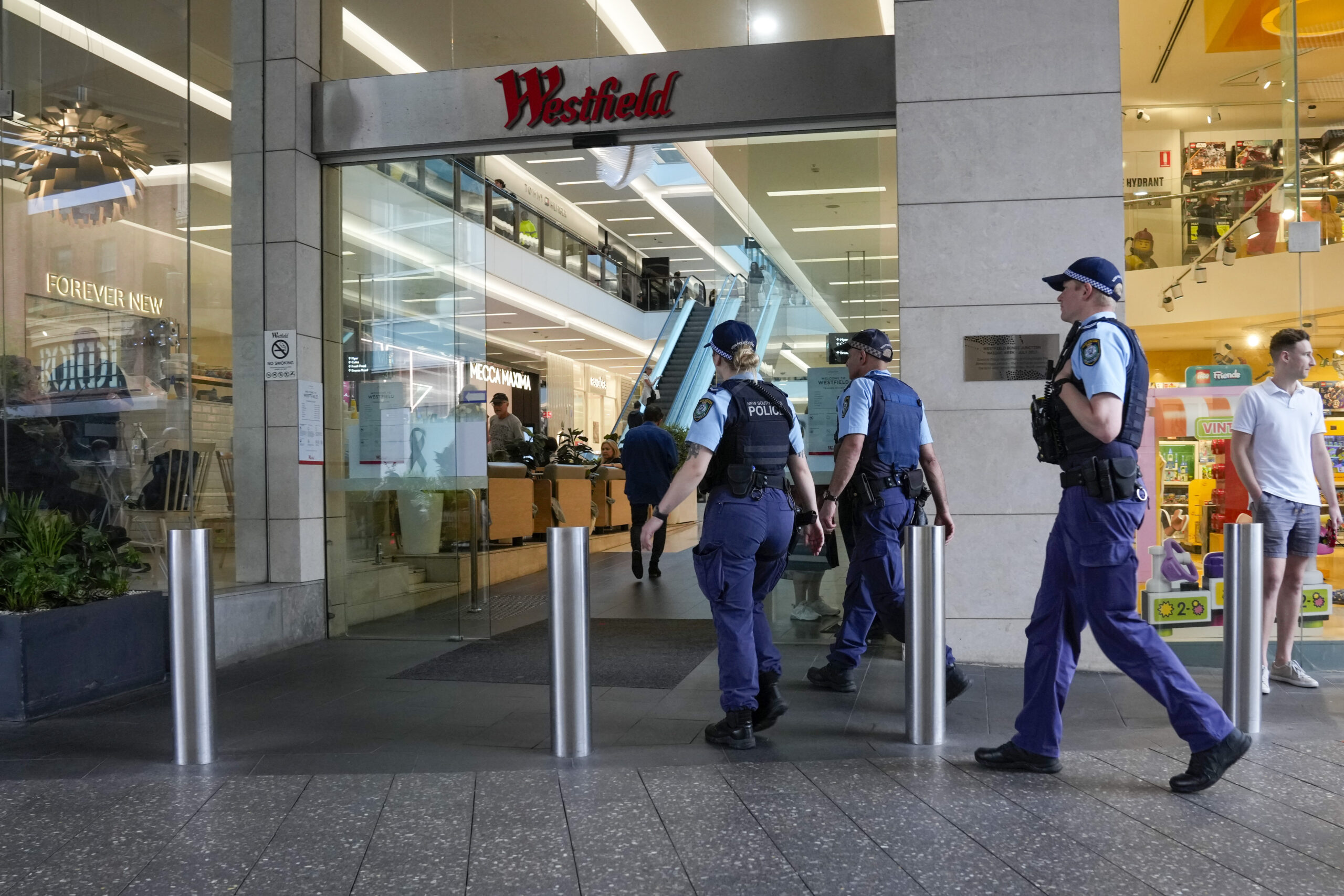 Polizeibeamte gehen in das wieder geöffnete Einkaufszentrum in Sydney, wo vor einer Woche ein Mann fünf Menschen tötete.