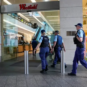 Polizeibeamte gehen in das wieder geöffnete Einkaufszentrum in Sydney, wo vor einer Woche ein Mann fünf Menschen tötete.