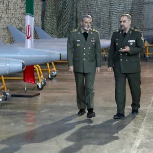 Irans Verteidigungsminister Mohammed-Resa Aschtiani (r.), hier mit dem Armee-Befehlshaber Abdolrahim Mussawi, will enger mit China zusammenarbeiten (Archivbild).