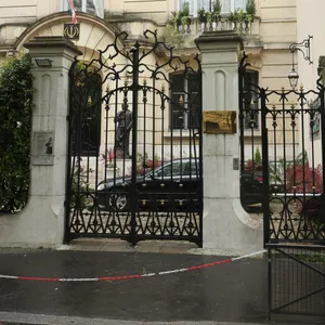 Mit der Attrappe eines Sprengstoffgürtels ist in Paris ein Mann in das iranische Konsulat eingedrungen