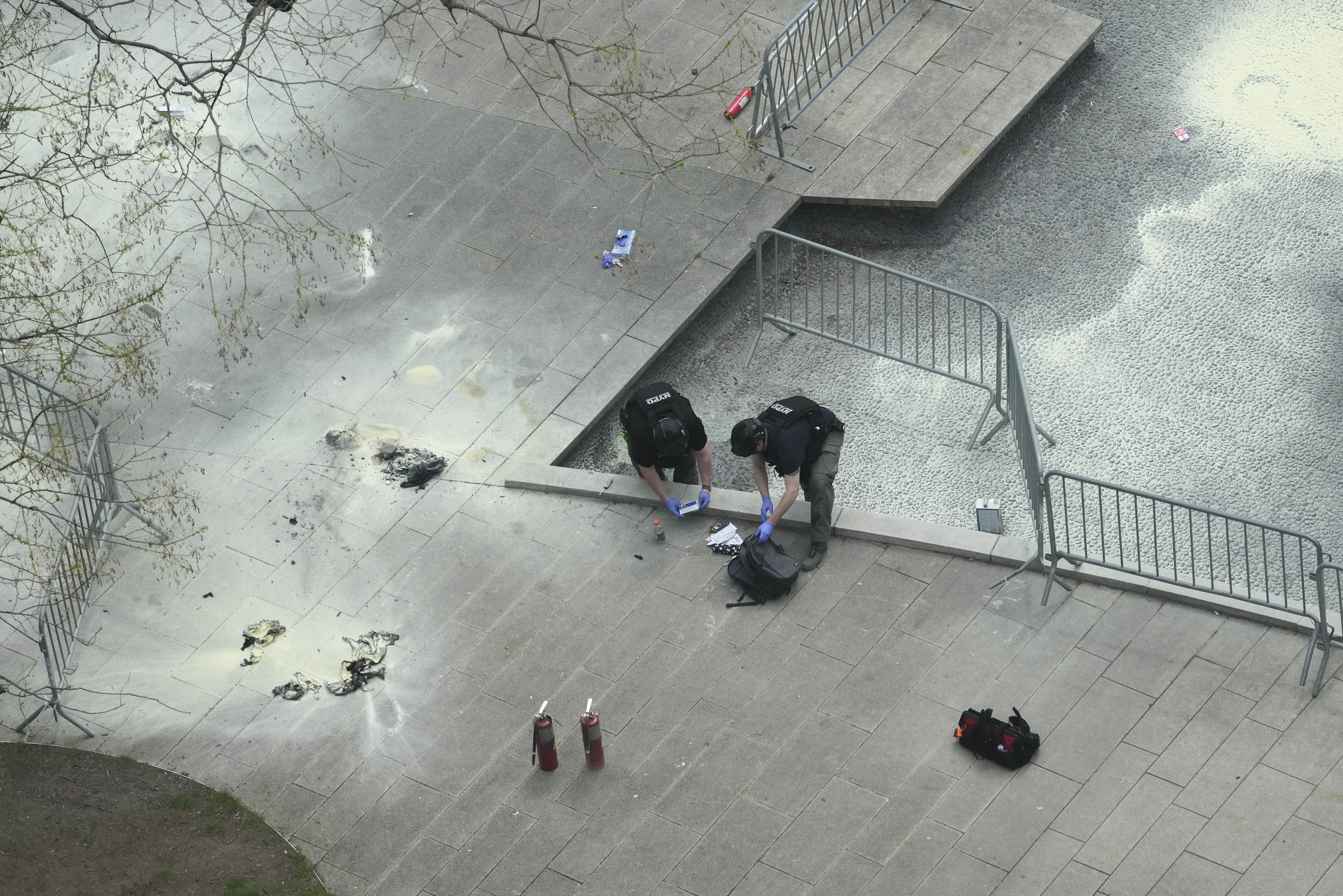 Ein Mann hatte sich in einem Park vor dem Gerichtsgebäude in New York selbst angezündet.
