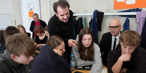 Schülerinnen und Schüler des Gymnasiums Allee in Altona generieren KI-Bilder auf Tablets.