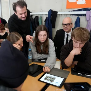 Schülerinnen und Schüler des Gymnasiums Allee in Altona generieren KI-Bilder auf Tablets.