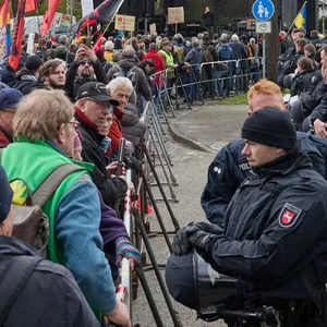 Polizisten stehen den Demonstranten gegenüber.