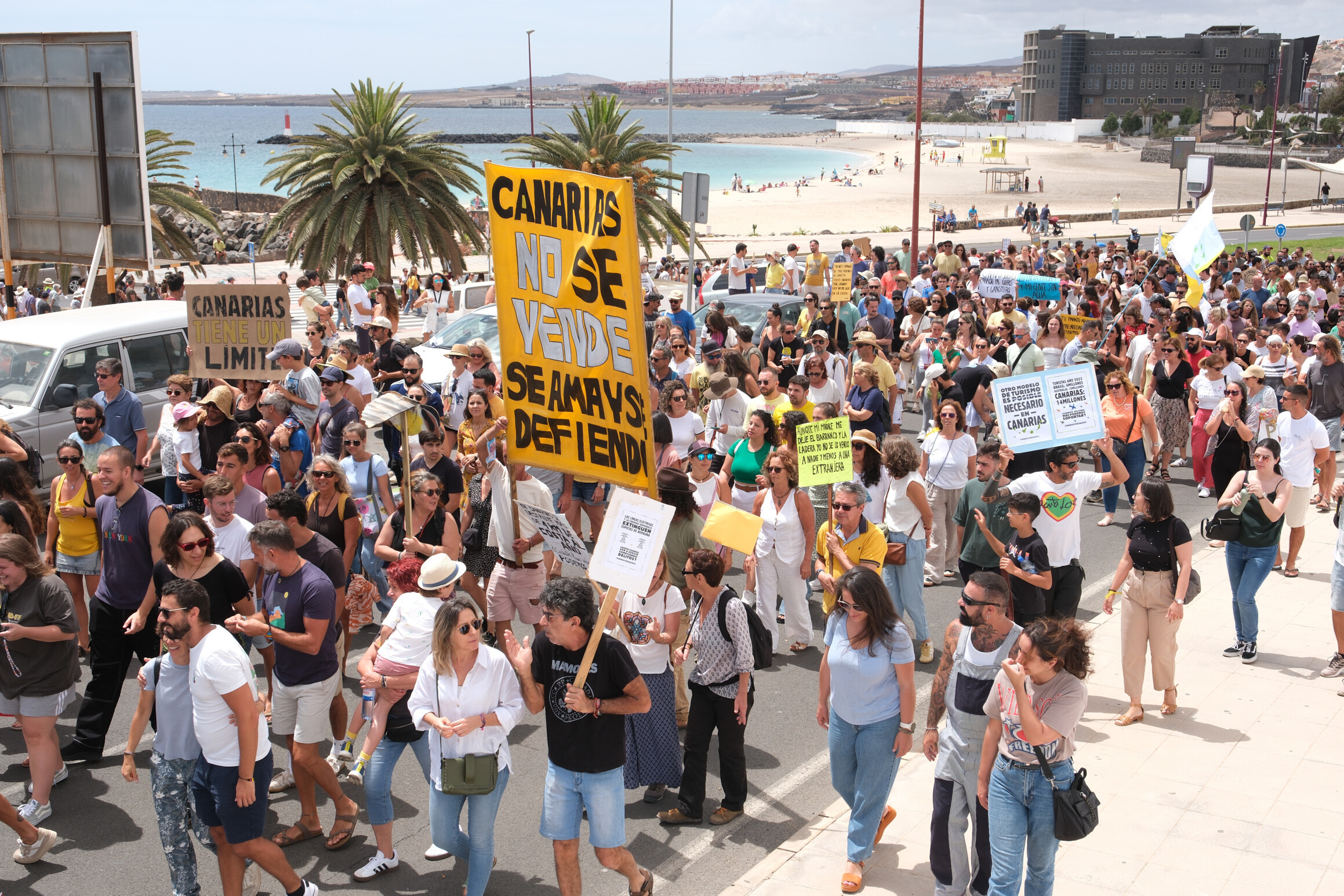 Tausende Menschen gingen gegen den Massentourismus auf die Straße – so wie hier auf Fuerteventura.