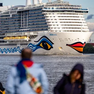 Das Kreuzfahrtschiff „AIDAnova“ verlässt den Hamburger Hafen.