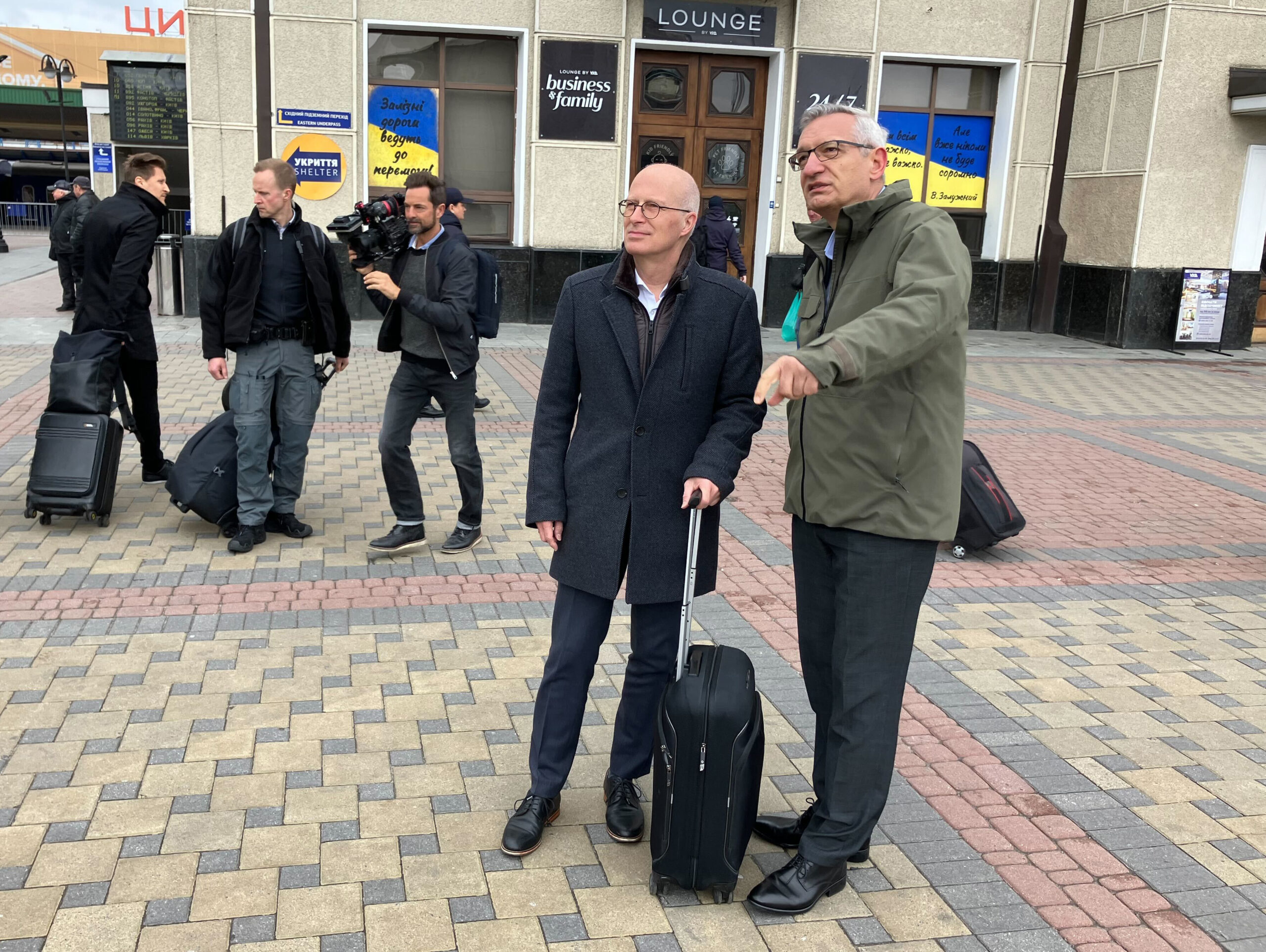 Peter Tschentscher (l, SPD), Erster Bürgermeister von Hamburg, wird bei der Ankunft in Kiew von Martin Jäger, deutscher Botschafter in Kiew, begrüßt.
