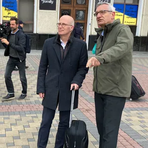 Peter Tschentscher (l, SPD), Erster Bürgermeister von Hamburg, wird bei der Ankunft in Kiew von Martin Jäger, deutscher Botschafter in Kiew, begrüßt.