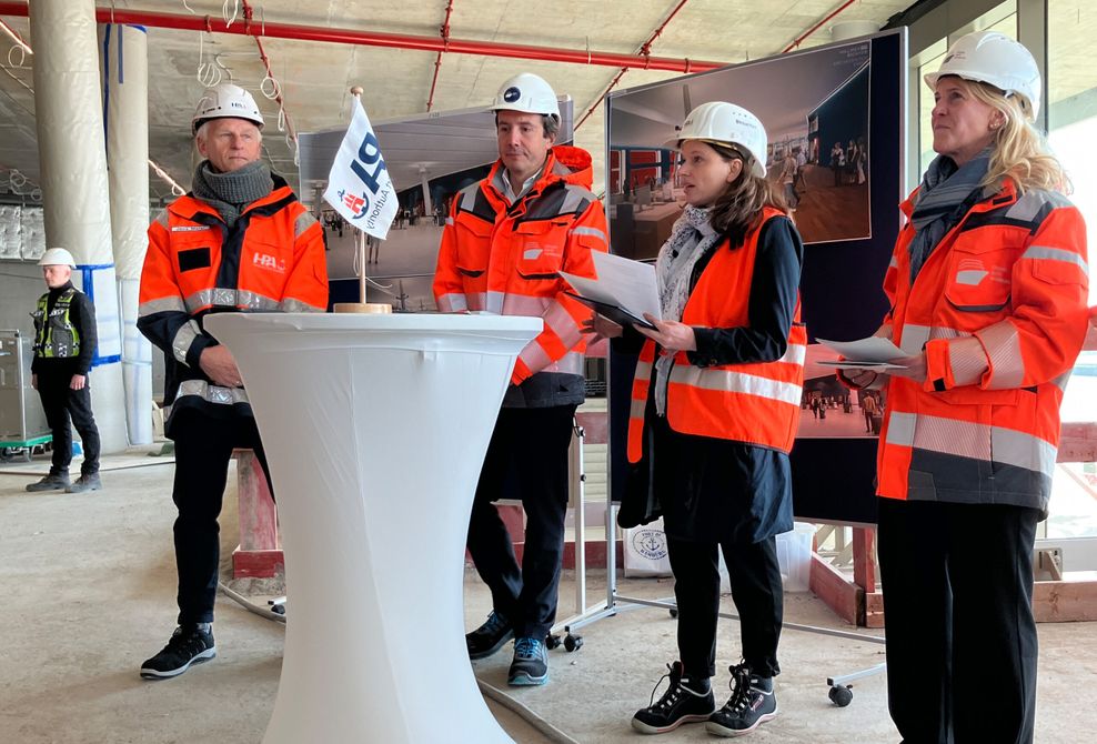 Hamburgs Wirtschaftssenatorin Melanie Leonhard bei einer Pressekonferenz im Rohbau des Kreuzfahrtterminals Hafencity.