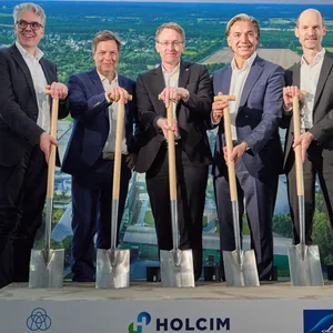 Thorsten Hahn, CEO von Holcim Deutschland, Robert Habeck (Grüne), Bundeswirtschaftsminister, Daniel Günther (CDU), Ministerpräsident von Schleswig-Holstein), Cetin Nazikkol, CEO Middle East & Africa Thyssenkrupp, und Andreas Müller, Vice President (Geschäftsleitung) Linde Gas Germany, stehen beim Spatenstich für ein klimaneutrales Holcim Zementwerk nebeneinander.