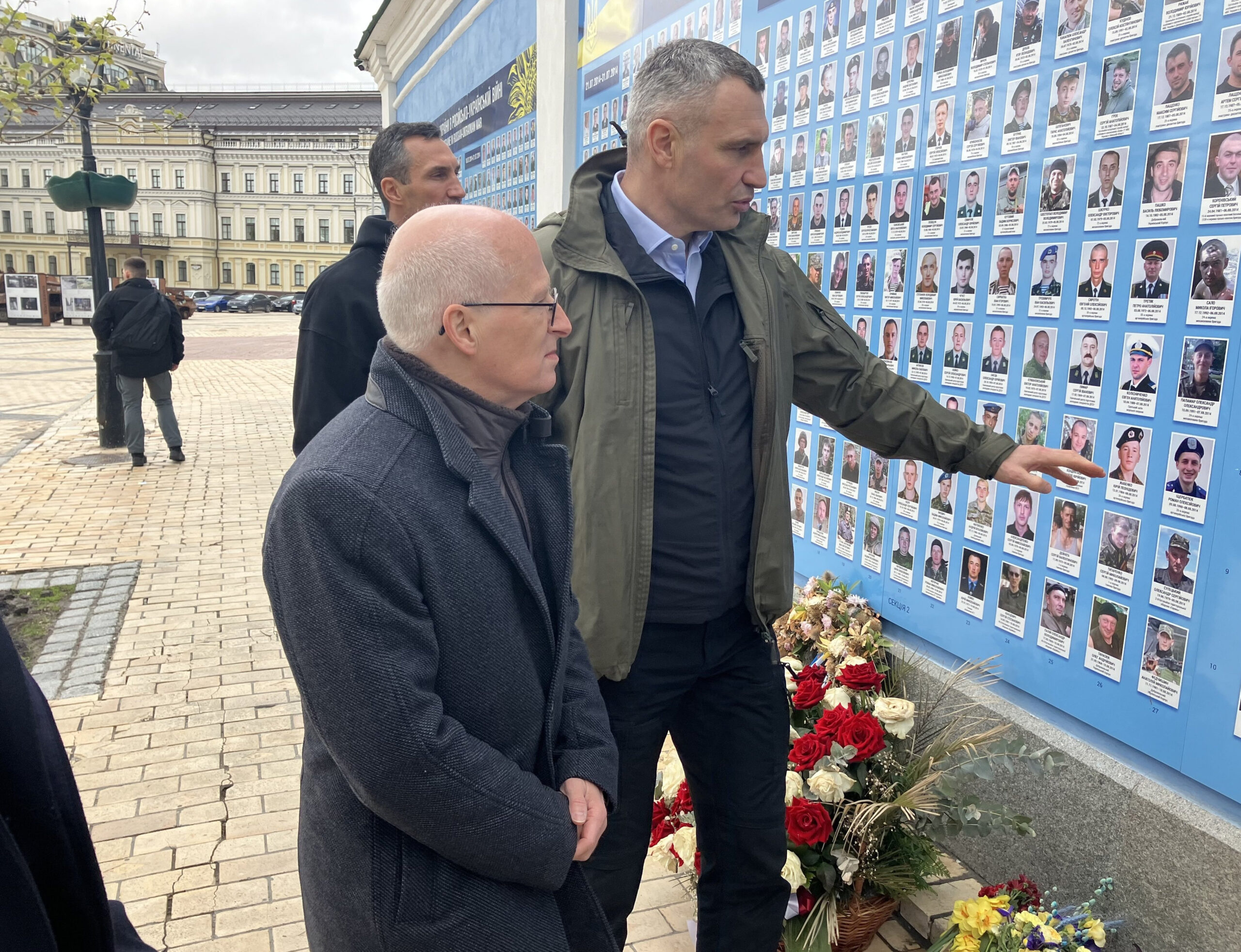 Peter Tschentscher (l, SPD), Erster Bürgermeister von Hamburg, und Kiews Bürgermeister Vitali Klitschko betrachten Gedenktafeln für im Krieg mit Russland gefallene ukrainische Soldaten an der Außenmauer des St. Michaelsklosters in Kiew.