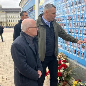 Peter Tschentscher (l, SPD), Erster Bürgermeister von Hamburg, und Kiews Bürgermeister Vitali Klitschko betrachten Gedenktafeln für im Krieg mit Russland gefallene ukrainische Soldaten an der Außenmauer des St. Michaelsklosters in Kiew.