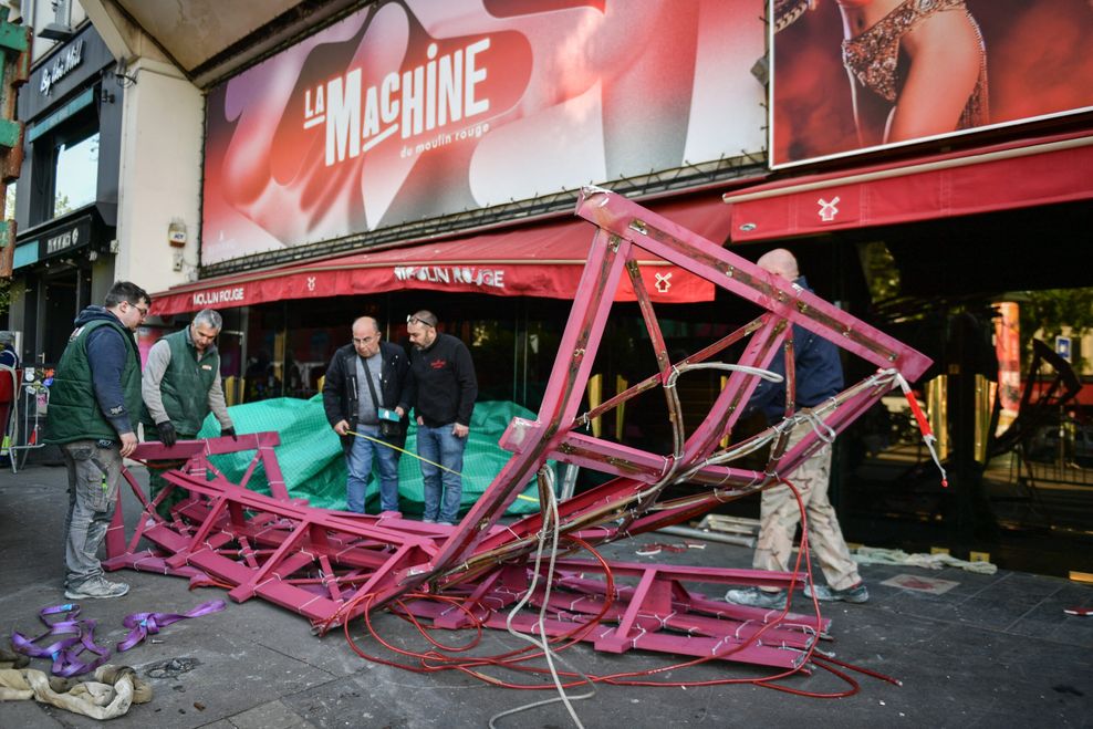 Touri-Attraktion in Paris: Rad von Moulin Rouge stürzt plötzlich auf Bürgersteig