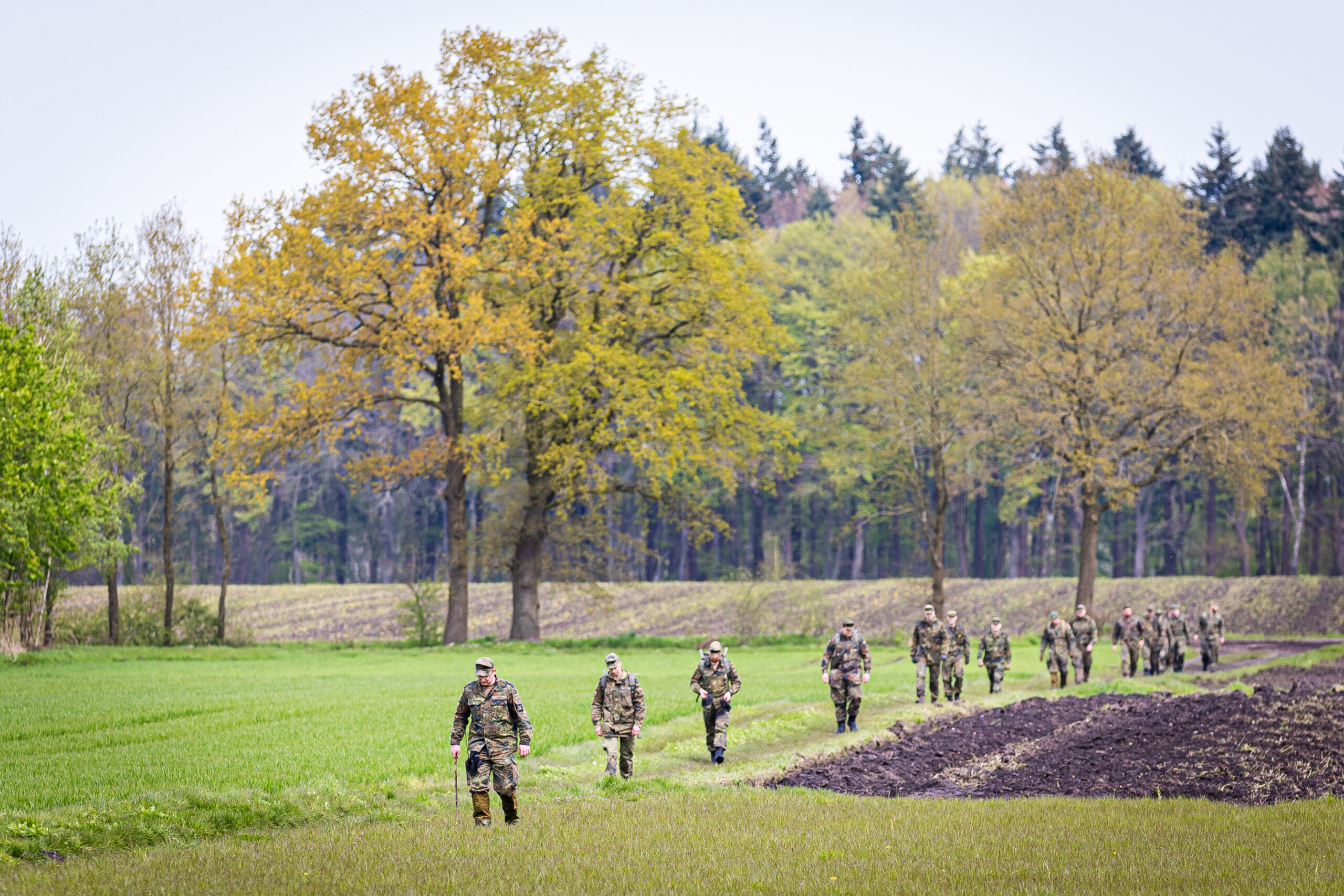 Soldaten der Bundeswehr durchkämmen die Gegend um Bremervörde-Elm.